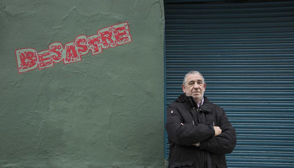 Valentín Martín es el propietario del Pub Desastre en el barrio de Moncasi de Zaragoza.