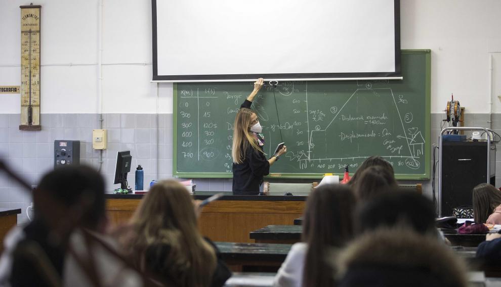 Aránzazu Gasca Andreu, en su clase de Física y Química en el IES Miguel Servet de Zaragoza
