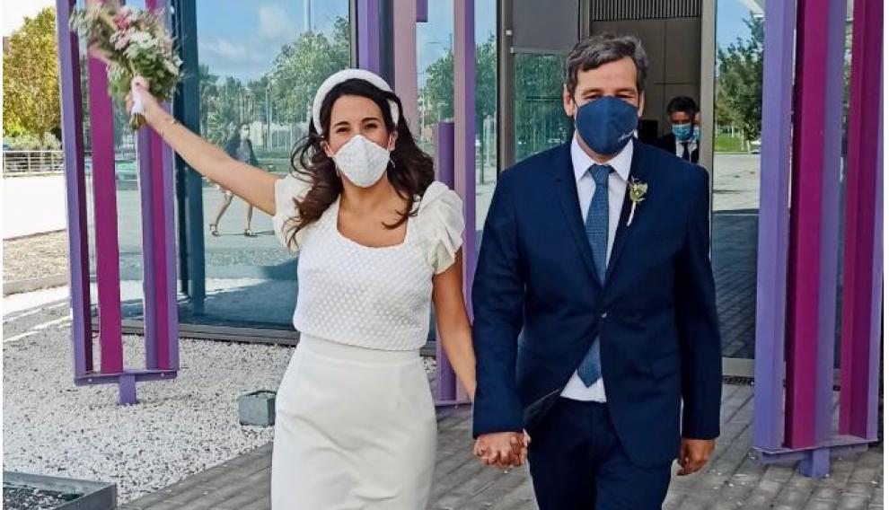 Iria Belmonte y Armando Trivez, tras contraer matrimonio civil en los juzgados de la Ciudad de la Justicia en Zaragoza.