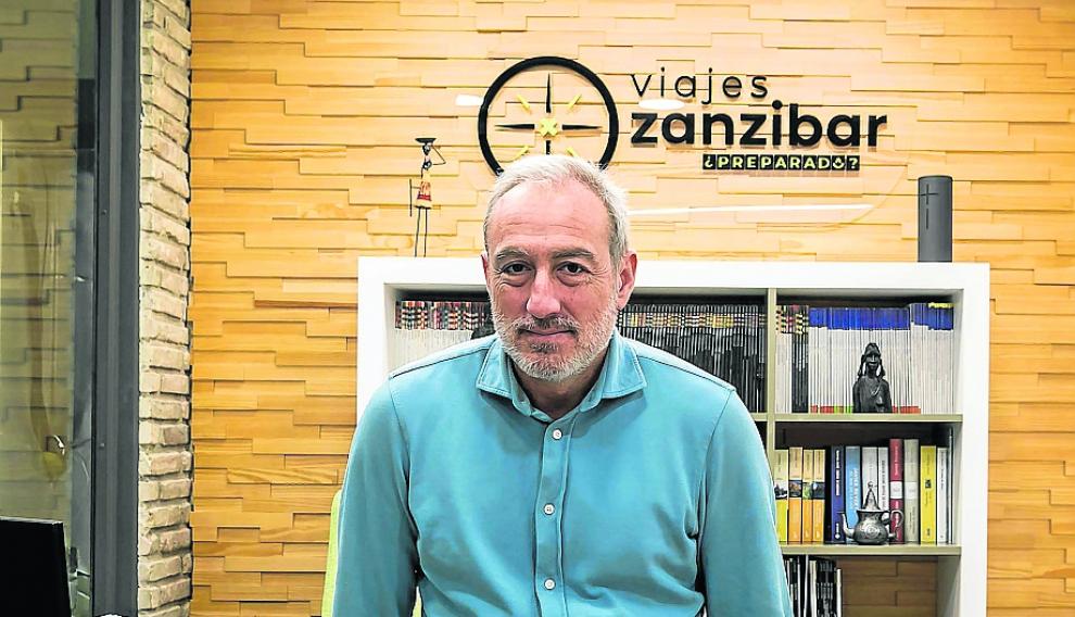 Fernando, en su agencia de viajes en el centro de Zaragoza.