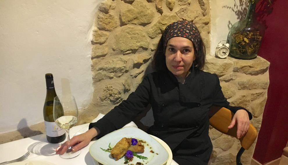 Clara Lapuente, con el plato de rollito de brócoli, en el restaurante de La Alquería.