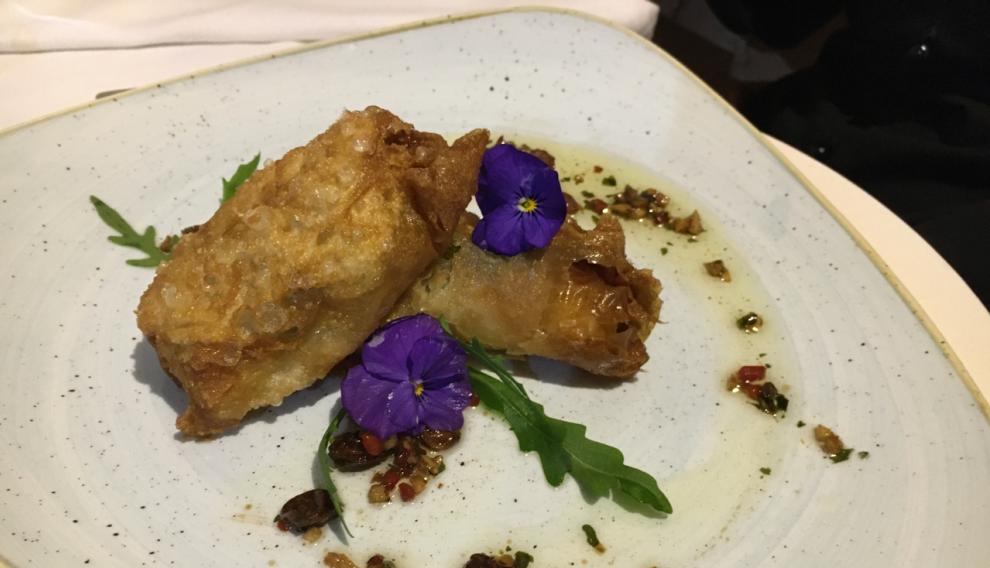 Rollito crujiente de brócoli y gambas con vinagreta de jengibre.