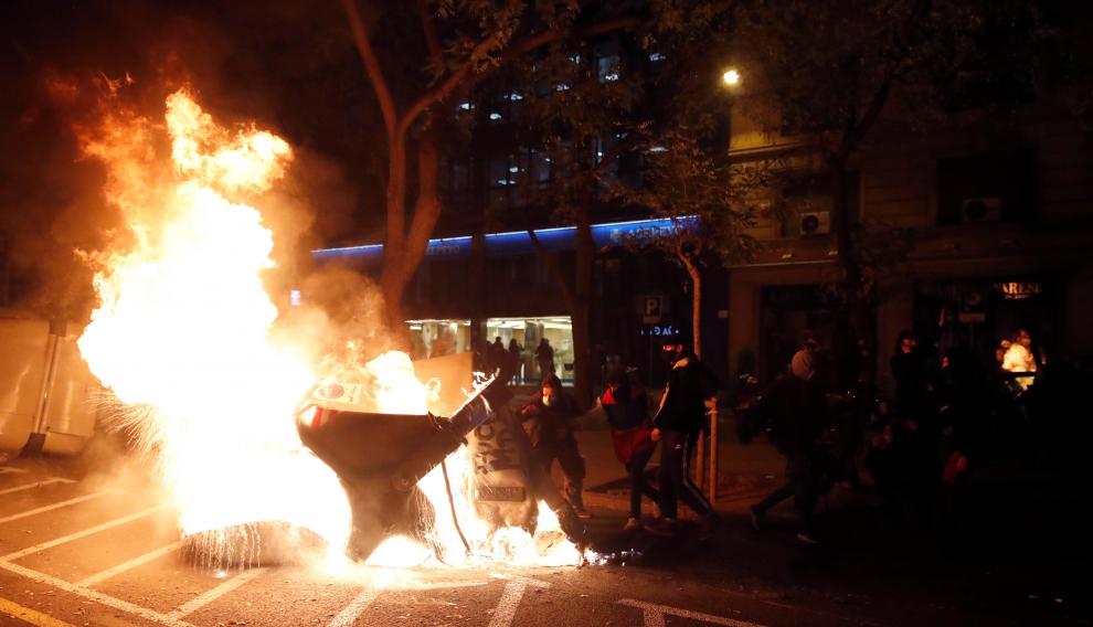 Varias personas queman contenedores en una manifestación contra la encarcelación de Hasel, en Barcelona.