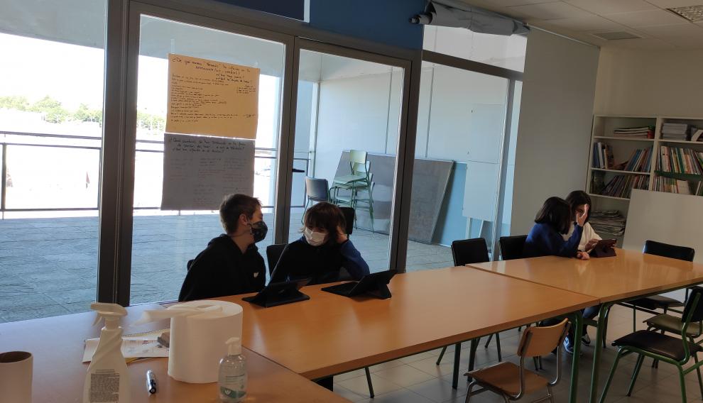 Debaten los temas y preparan los guiones