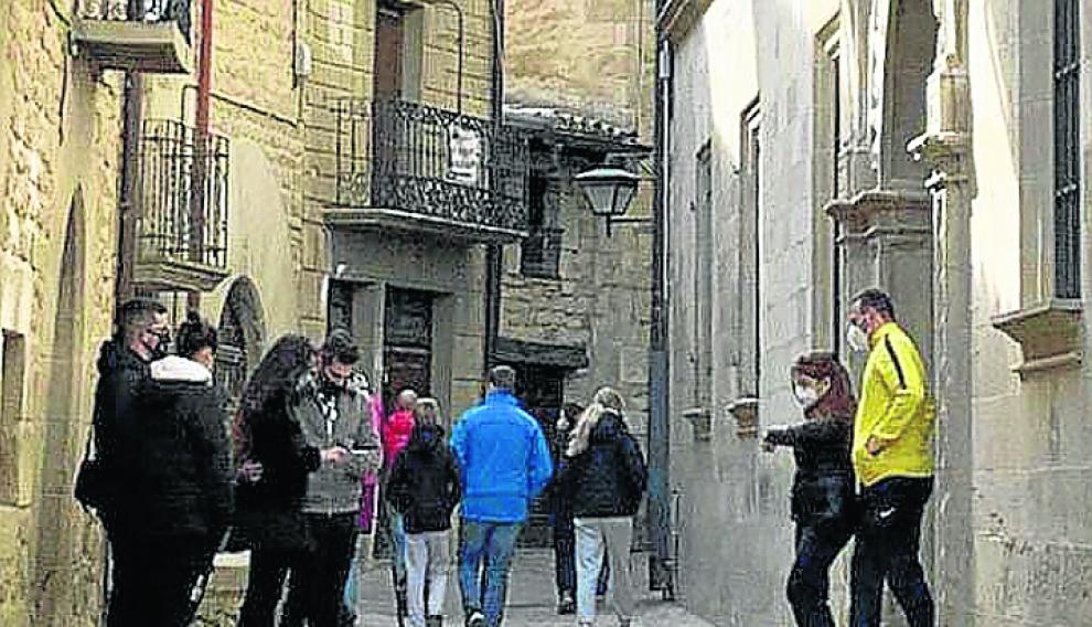 Las calles de Sos del Rey Católico han vuelto a llenarse de turistas, lo mismo que los aparcamientos del Moncayo, como este de Agramonte. empresarios de sos del rey católico.