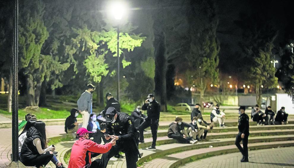 Pillados infraganti: La Policía traslada a unos jóvenes las propuestas de sanción.