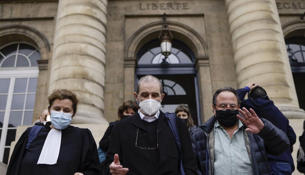 Paris (France), 22/02/2021.- Jose Antonio Urrutikoetxea Bengoechea, former political leader of the Basque terrorist group ETA (Euskadi Ta Askatasuna), also known as Josu Ternera (C), leaves a court room at the Palais de Justice courthouse in Paris, France, 22 February 2021. French Justice decided to postpone the appeal trial of the Spanish extradition demand against the former ETA leader to be tried for his alleged involvement in a murder in Vitoria in June 1980 to 13 and 14 September 2021. (Terrorista, Francia) EFE/EPA/YOAN VALAT Josu Ternera at Paris court of appeal