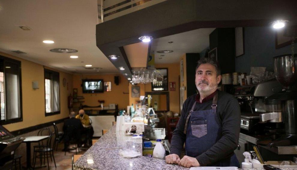 David Medrano al frente del bar Aparicio, un negocio familiar que lleva abierto 52 años.