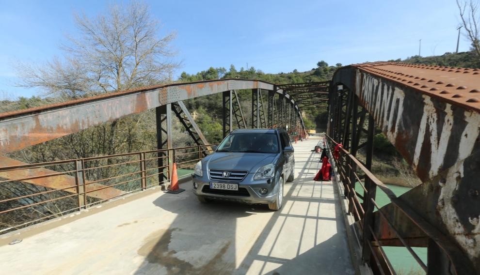 Un coche pasando este viernes por el puente de Santa Eulalia de Gállego.