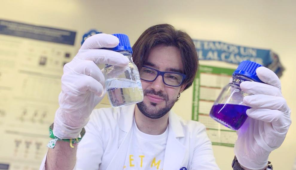 El investigador zaragozano Eduardo Ruiz, en el laboratorio.