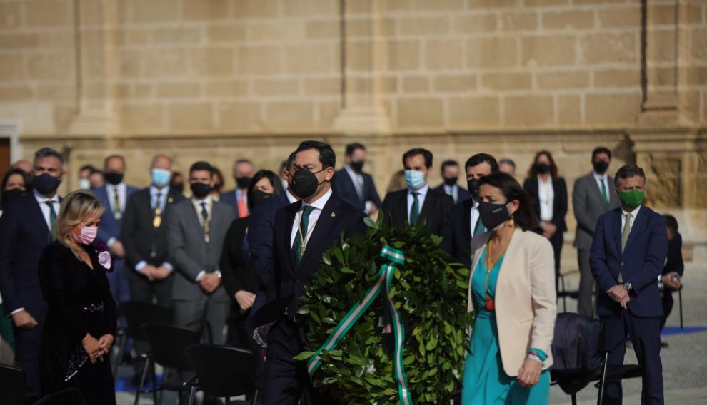 El presidente de la Junta de Andalucía, Juanma Moreno, y la presidenta del Parlamento Andaluz, Marta Bosquet, en el homenaje a los sanitarios este 28F.