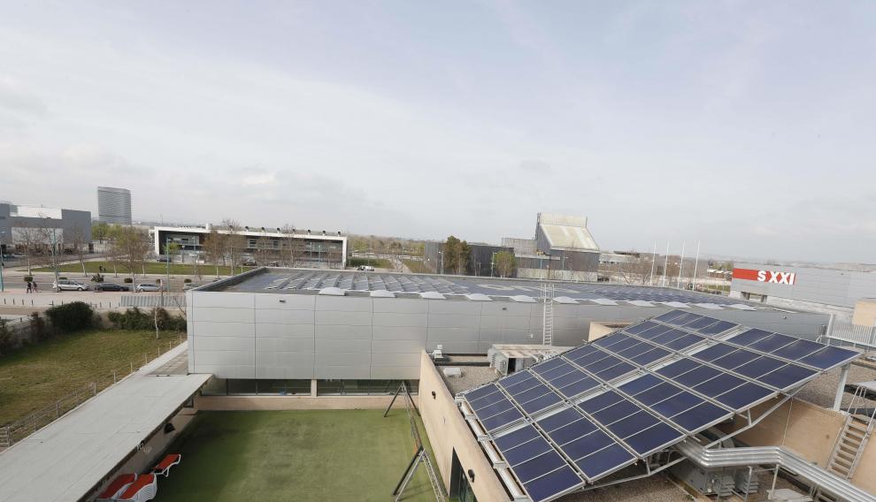 Placas solares sobre la cubierta del Pabellón Siglo XXI de Zaragoza en el proyecto de barrio solar del Actur.