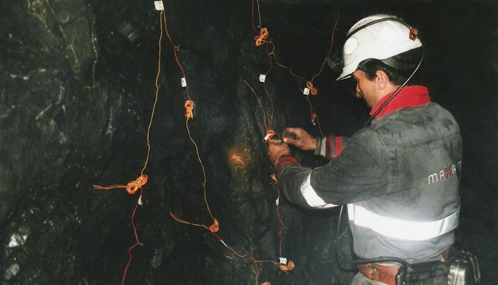 Salvador Solis, directivo de Maxam que asesorará la creación del museo en el polvorín de Utrillas, preparando una voladura en una mina de carbón.