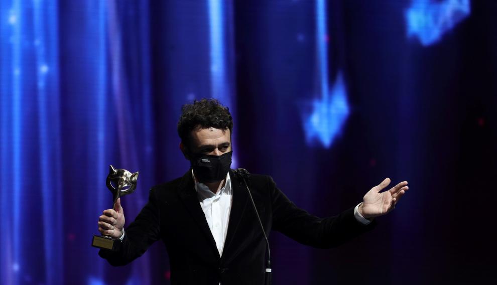 El realizador Rodrigo Sorogoyen tras recibir el premio a Mejor serie dramática por su trabajo 'Antidisturbios'