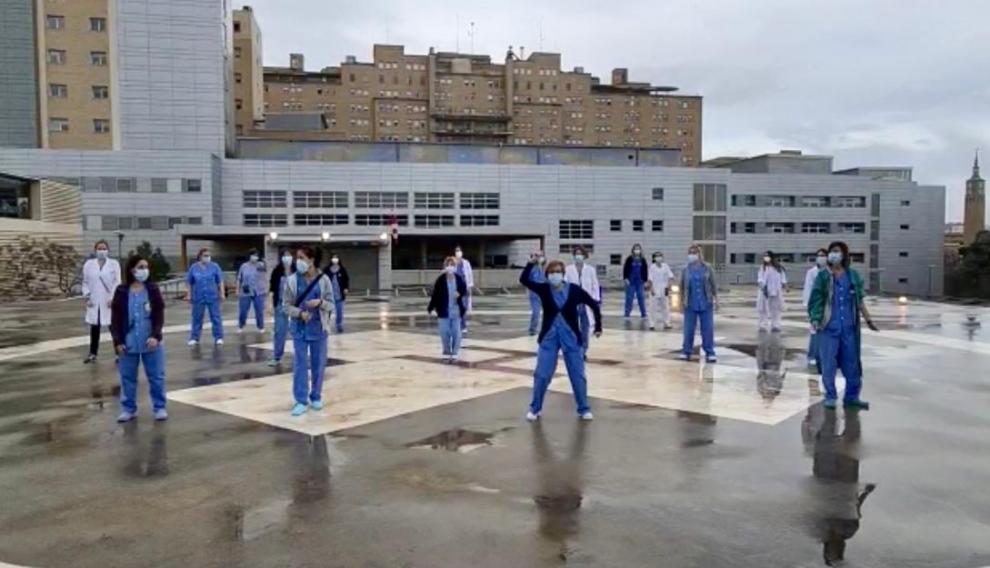 El personal del hospital de día de Oncología ha grabado su baile solidario en el helipuerto del Hospital Miguel Servet.