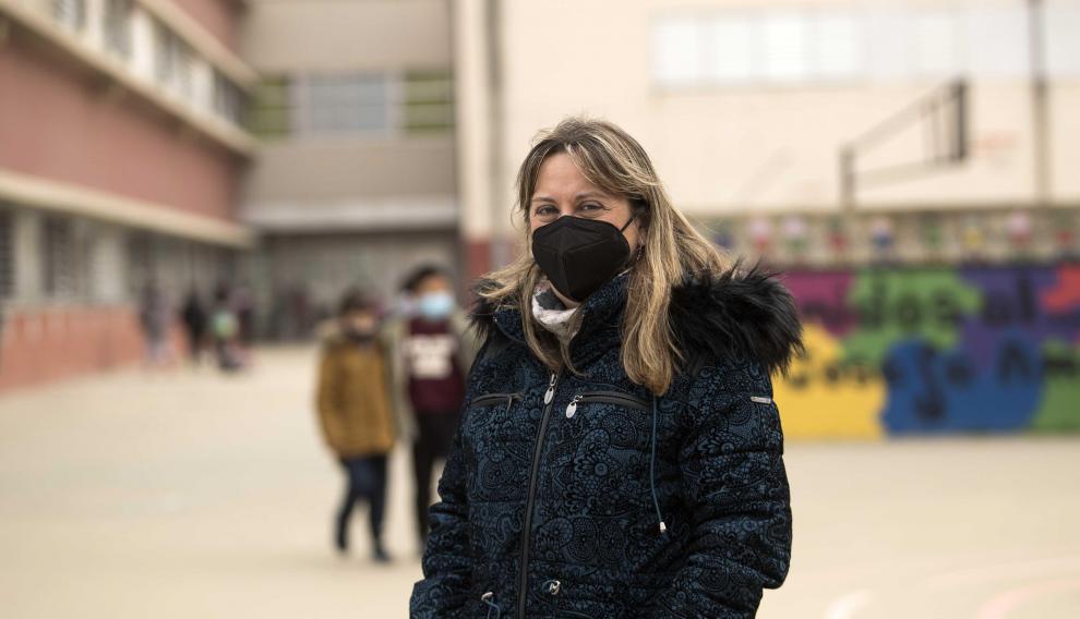 Toñi Morcillo, maestra de educación primaria, en el patio de su colegio.