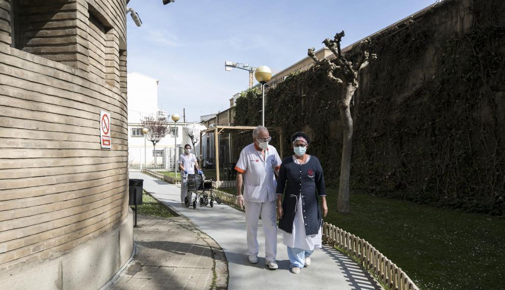 Victorina, junto a un fisioterapeuta del Hospital San Juan de Dios, en Zaragoza, antes de recibir el alta.