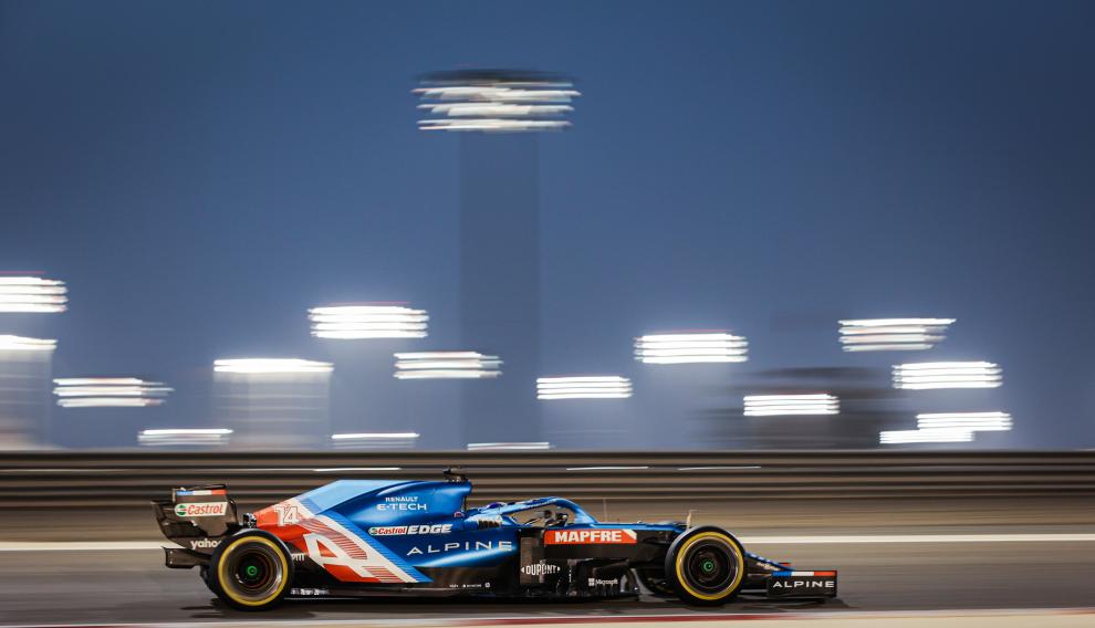 Fernando Alonso, con su Alpine en Barein.