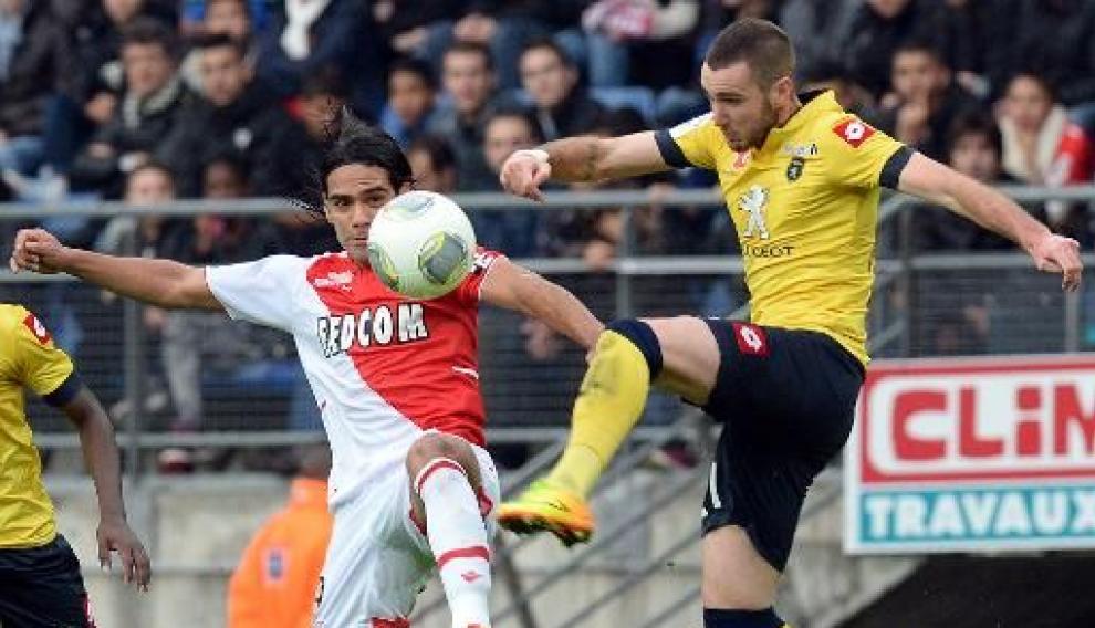 Peybernes ante Falcao, en un Mónaco-Sochaux.