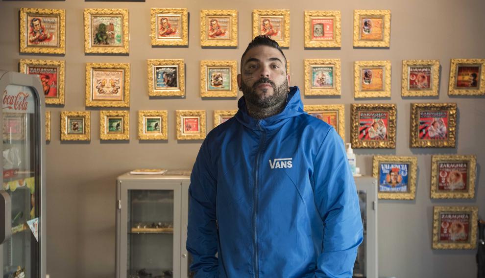 Luis Clares es el propietario de Imperium Tattoo y de Traditional Barbershop.