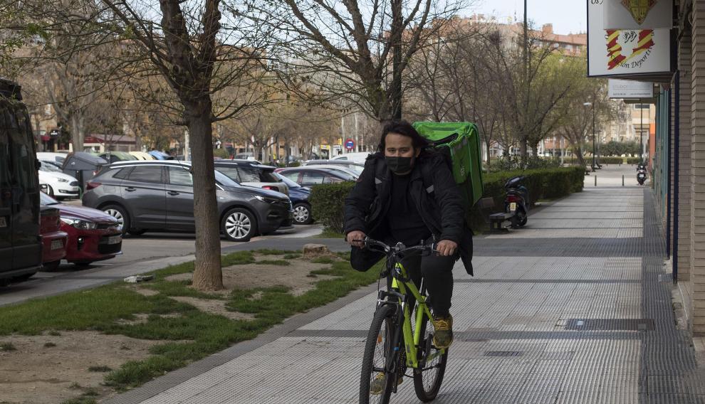 Un día con el 'rider' Javier Mendieta en Zaragoza.