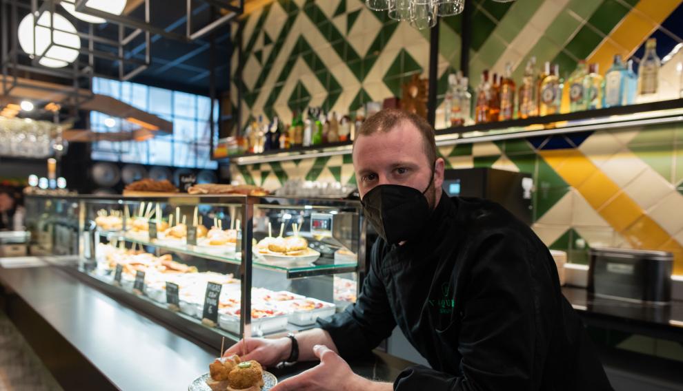 Rubén Martín, en Flor de Lis, con las croquetas que últimamente vende como nunca.