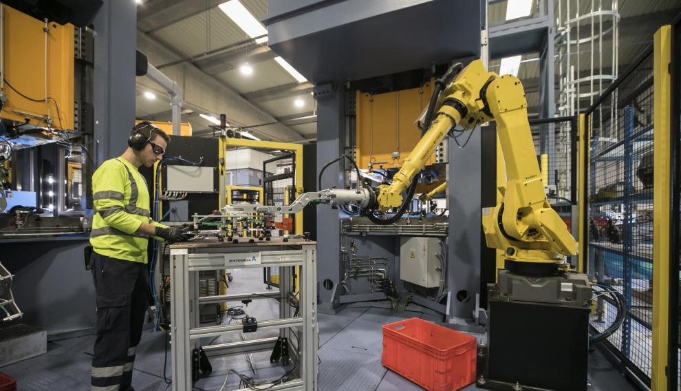 Uno de los brazos articulados en Dana, empresa de automoción en Malpica.