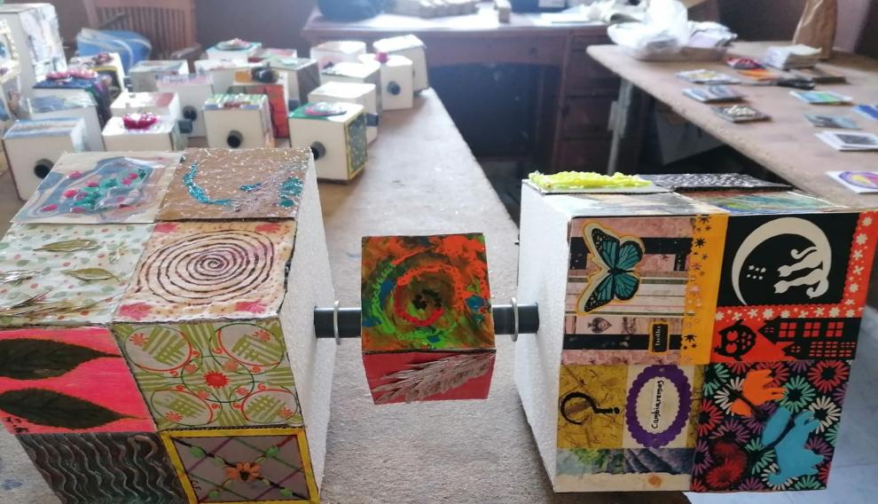 Montaje Cubo Solidario, compuesto por 130 cubos más pequeños y cerca de 500 piezas elaboradas con materiales caseros.