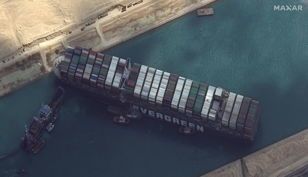 26 March 2021, Egypt, Suez: A boy observes two tugboats taking part in the refloating operation carried out to free the Ever 26 March 2021, Egypt, Suez: A boy observes two tugboats taking part in the refloating operation carried out to free the "Ever Given", a container ship operated by the Evergreen Marine Corporation, which is currently stuck in the Suez Canal. The state-run