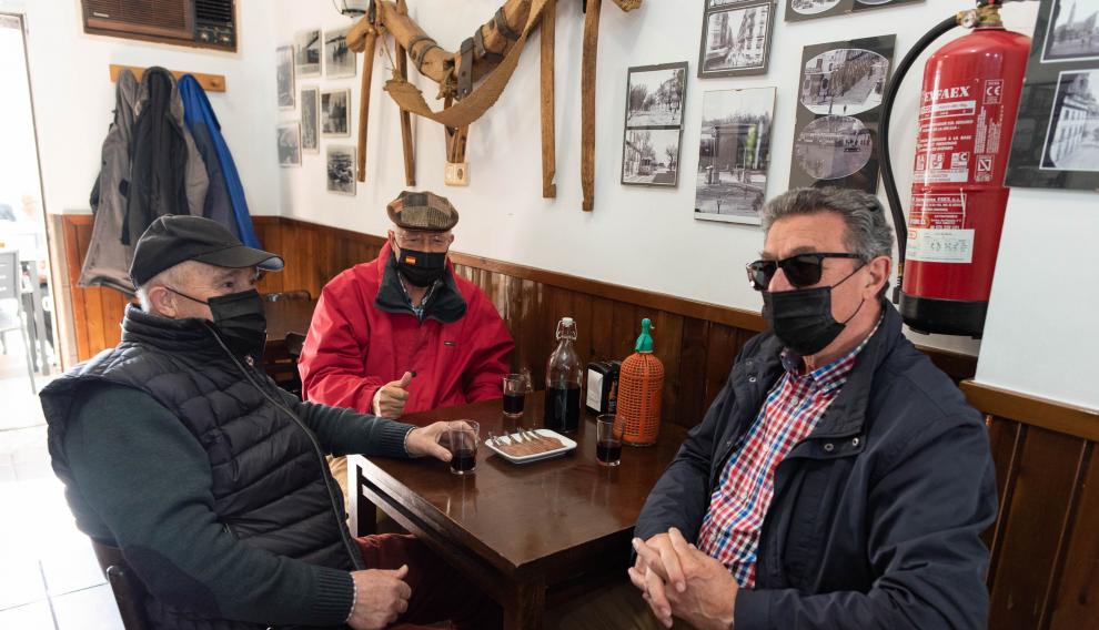 BAlfredo, Paco y Santiago, 'habitués' del bar Fausto.