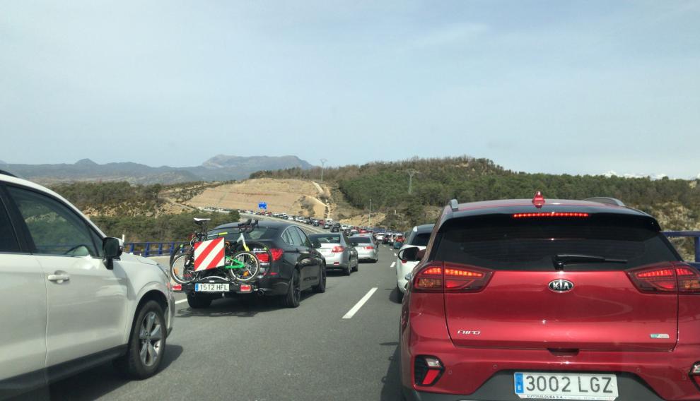 Atasco a la altura de Gurrea de Gállego.