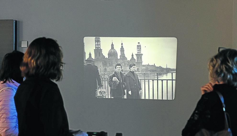 Proyección de fotografías de Divina Campo en la exposición ‘¿S.A. de prójimos?’, que puede visitarse hasta el 9 de abril