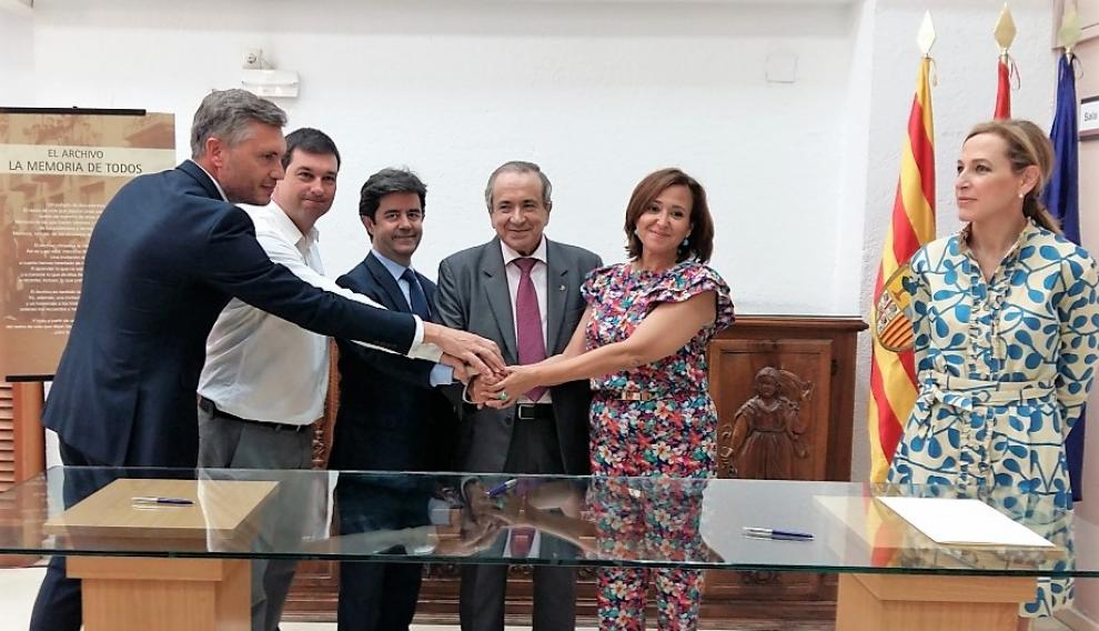 Escenificación del compromiso institucional tras la firma de los convenios en 2017.