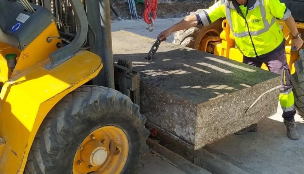 e inicia la retirada de la cubierta superior del aparcamiento de la plaza de Salamero