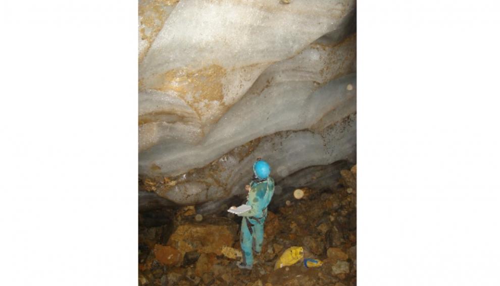 Estudiando un depósito de hielo en una cueva del macizo de Cotiella.
