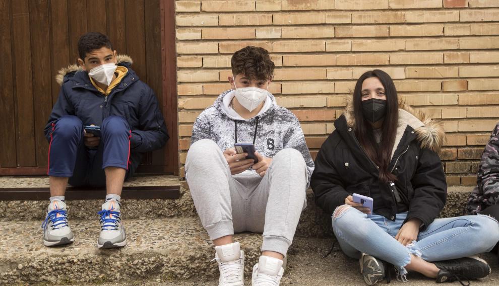 Eduardo Cervero, izquierda, junto con Lucas Lozano (centro) y otra compañera de 3º ESO A del colegio El Buen Pastor de Zaragoza durante el recreo.