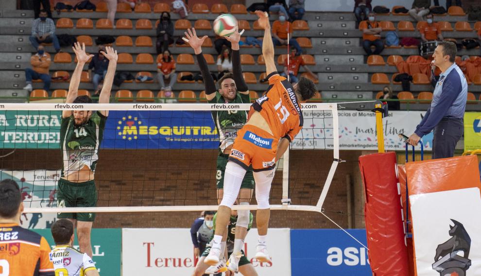 Partido de 'play off' de semifinal de Superliga de voleibol entre el CV Teruel y Almería.