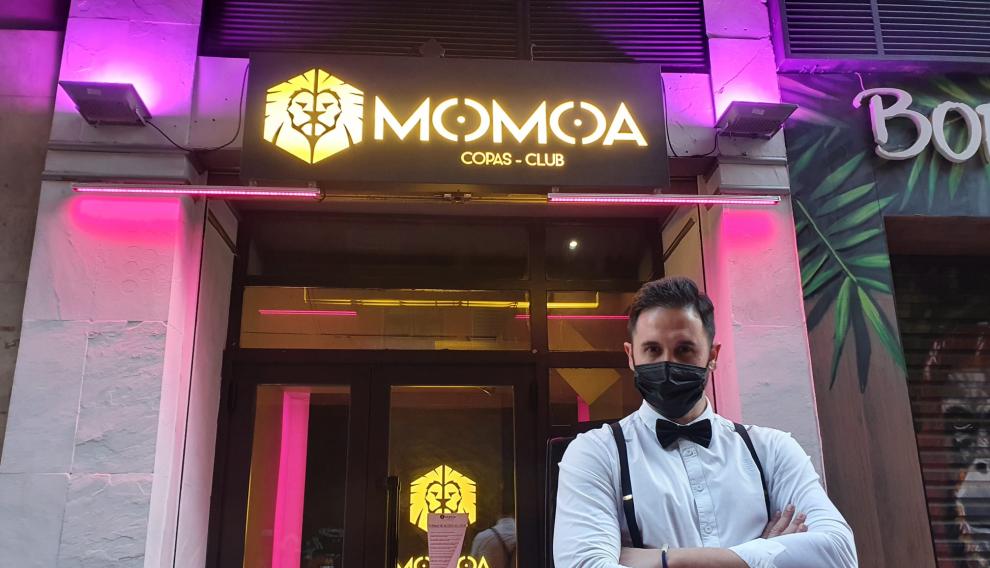 Javier Gastón, en la puerta del Club Momoa.