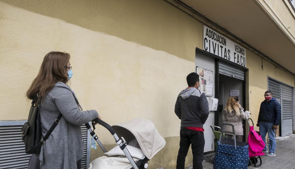 Sinforosa Ramírez espera en la fila con su nieto Liam.