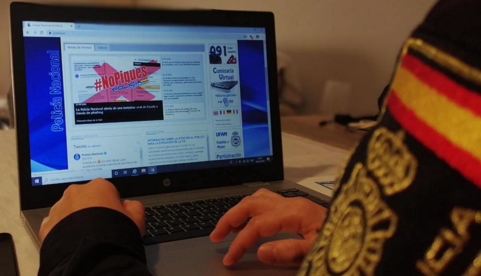 Un agente durante una investigación de ciberdelitos.
