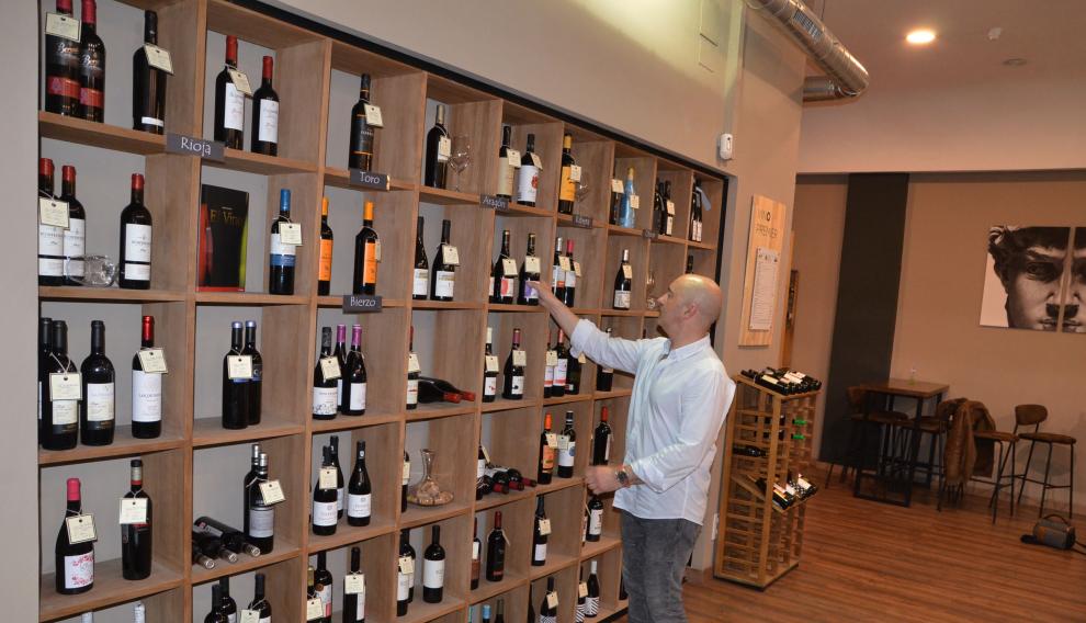 Víctor García ofrece referencias de vinos de toda España, 15 de ellos por copas que cambian cada mes.