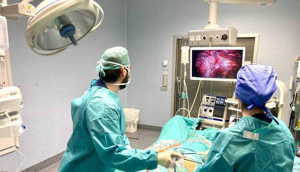 El tratamiento de la hernia inguinal requiere una intervención quirúrgica que implica la reparación de la pared abdominal y la instalación de una malla sintética en la zona