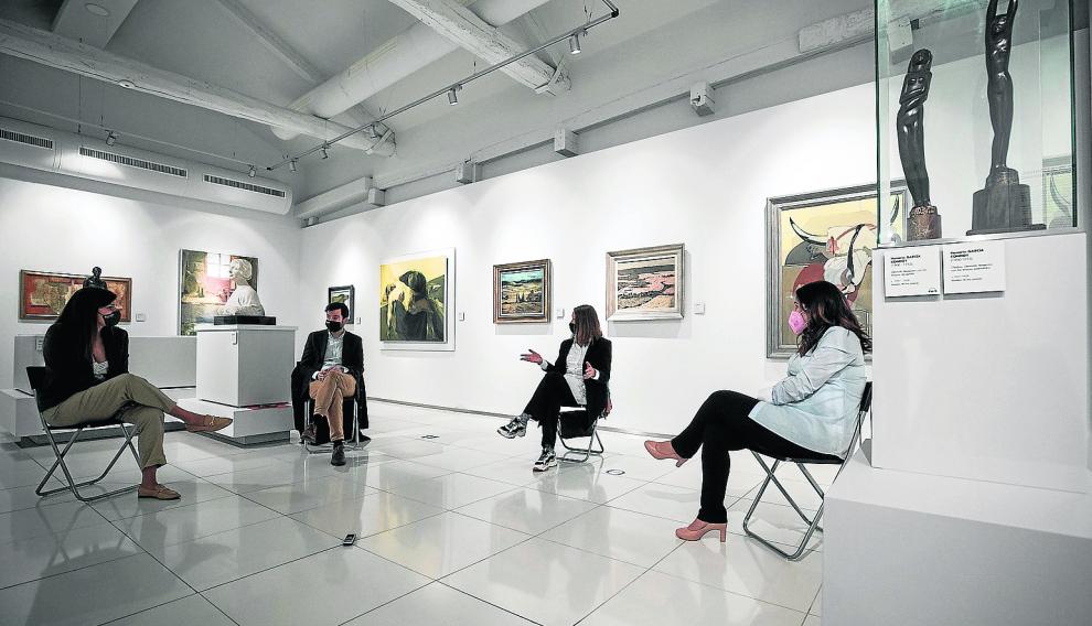 María Bellosta, David Lozano, Ana Bendicho y Silvia Plaza, en la sala de los pintores españoles de los siglos XIX y XX influidos por Goya