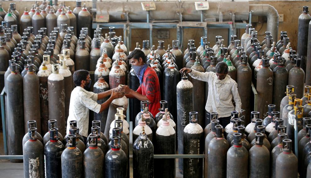 Botellas de oxígeno en una fábrica de la India.