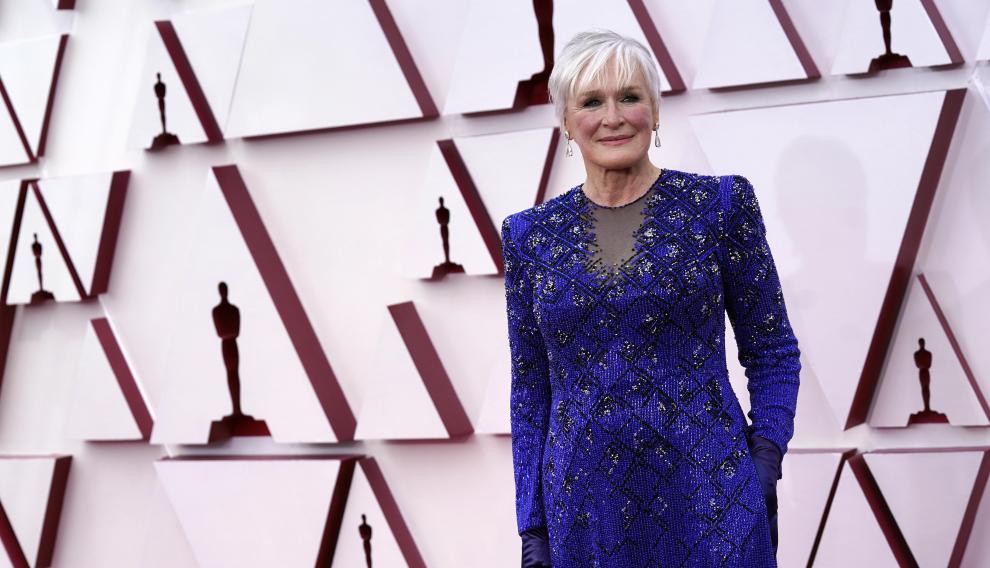 Glenn Close eligió un azul eléctrico para su vestuario