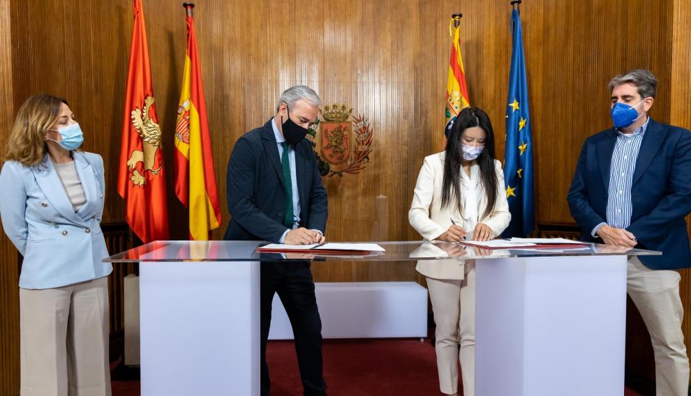El convenio, impulsado desde el área de Servicios Públicos y Movilidad, ha sido rubricado por el alcalde de Zaragoza, Jorge Azcón, y la responsable de Ehang en España, Victoria Jing Xiang Ma.
