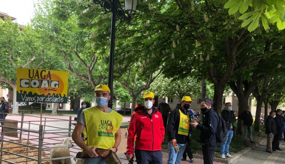 Ganaderos participantes en la tractorada en la plaza Cervantes.