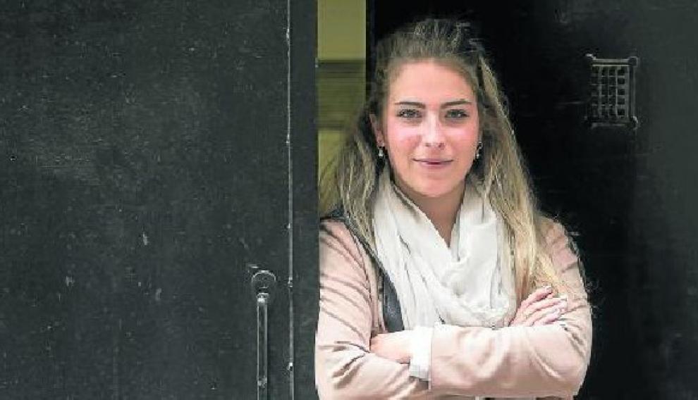 Raquel Charles, graduada en Trabajo Social, se prepara las oposiciones mientras busca trabajo.