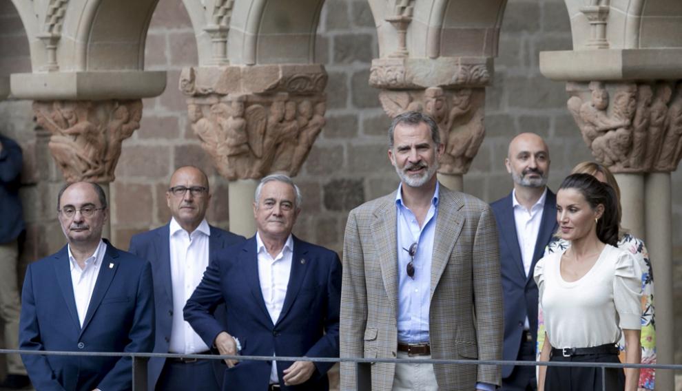 Los reyes de España con autoridades en el claustro del Monasterio de San Juan de la Peña.
