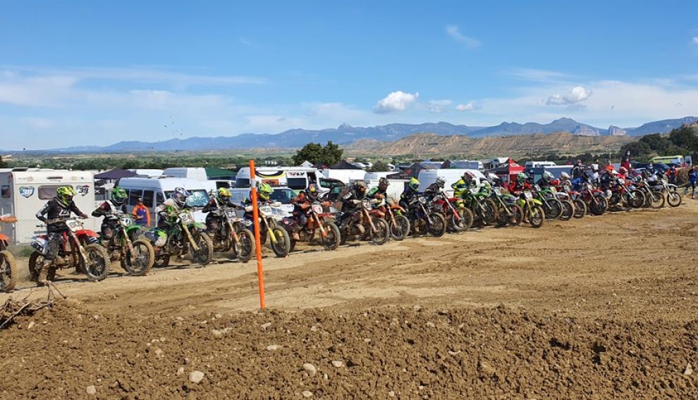 Unos 90 pilotos de motocross se han dado cita este domingo en Tierz